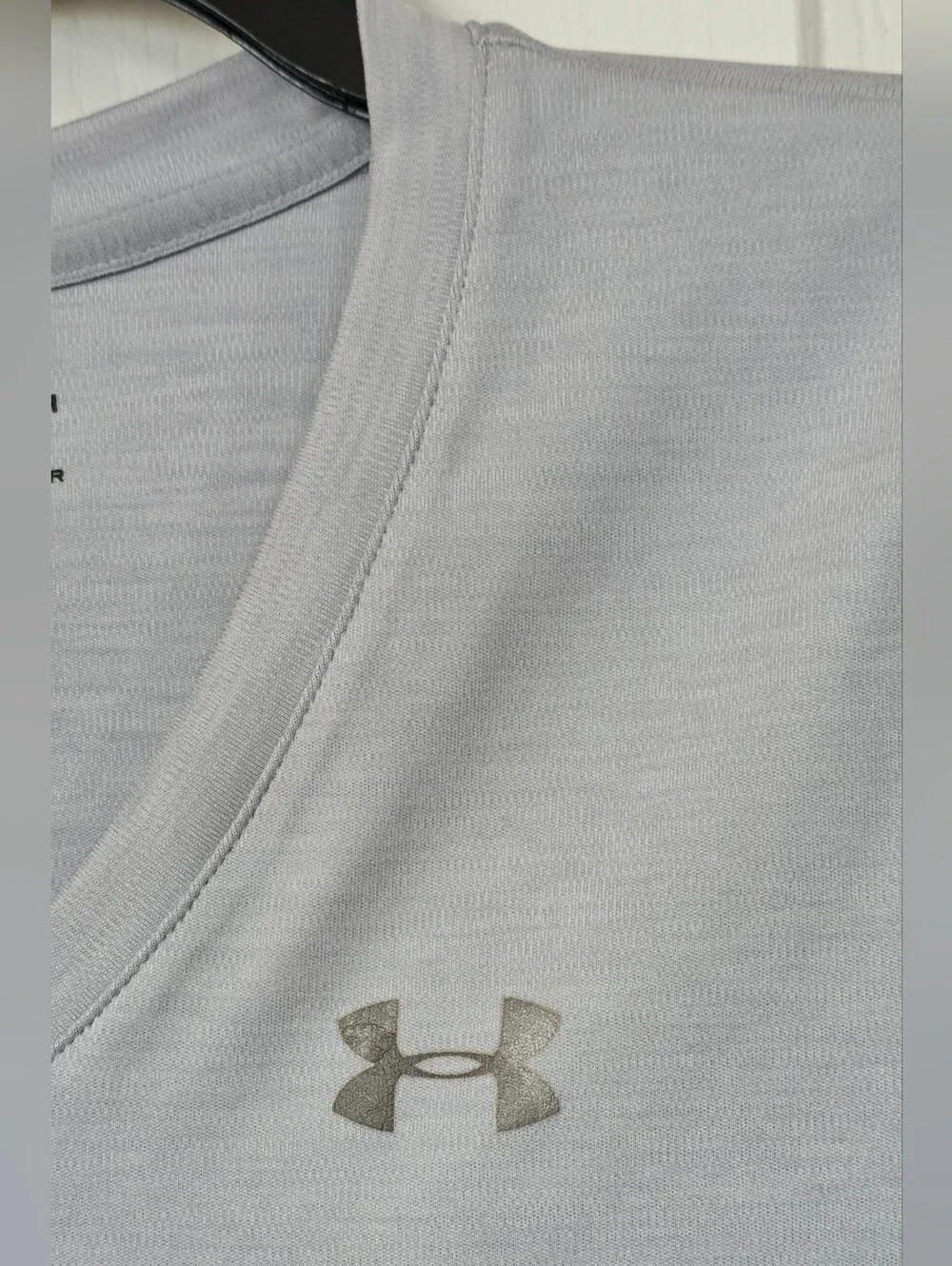 Under Armour Women’s Light Gray V-Neck Loose Fit, Heatgear, T-Shirt     Sz S